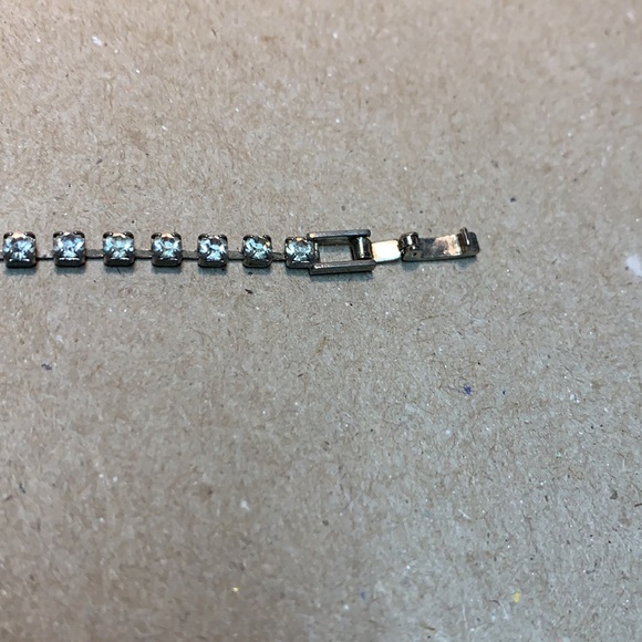 Fabulous vintage V shaped rhinestone necklace. - Picture 8 of 11